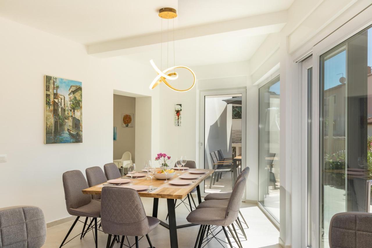 Villa Elena Deluxe Mit Whirlpool Und Beheiztem Pool Am Meer Und Wunderschoenen Blick Auf Die Brijuni Inseln Fažana Extérieur photo