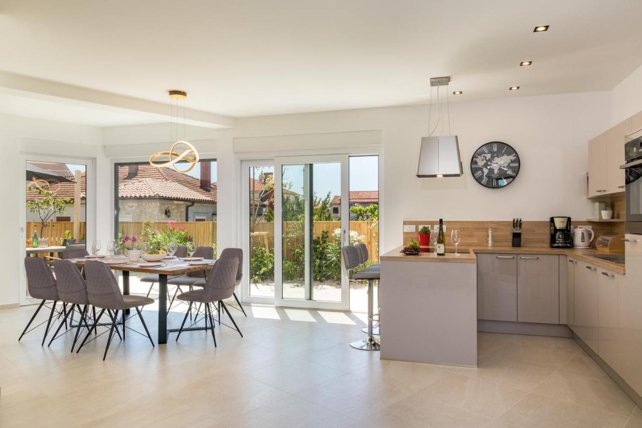 Villa Elena Deluxe Mit Whirlpool Und Beheiztem Pool Am Meer Und Wunderschoenen Blick Auf Die Brijuni Inseln Fažana Extérieur photo