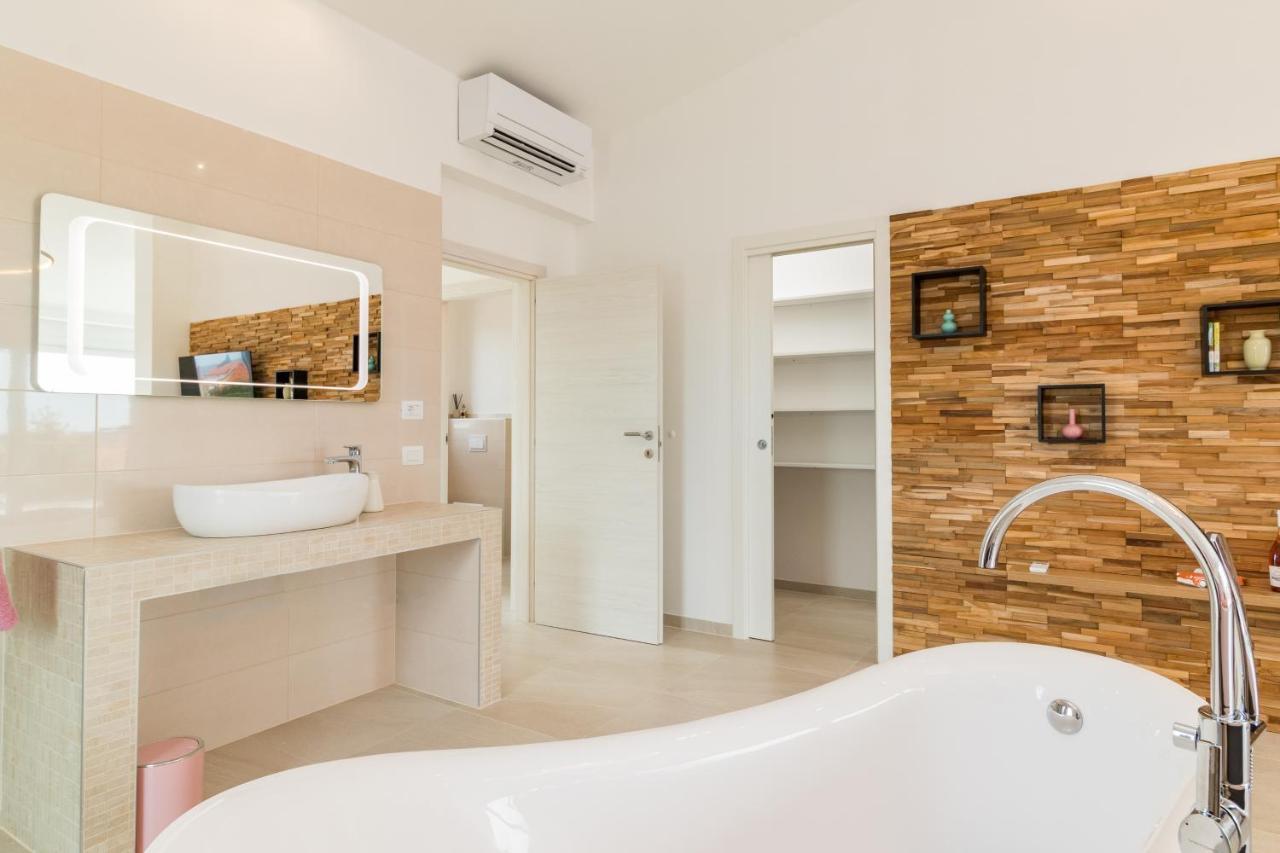 Villa Elena Deluxe Mit Whirlpool Und Beheiztem Pool Am Meer Und Wunderschoenen Blick Auf Die Brijuni Inseln Fažana Extérieur photo