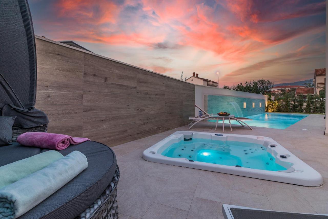 Villa Elena Deluxe Mit Whirlpool Und Beheiztem Pool Am Meer Und Wunderschoenen Blick Auf Die Brijuni Inseln Fažana Extérieur photo