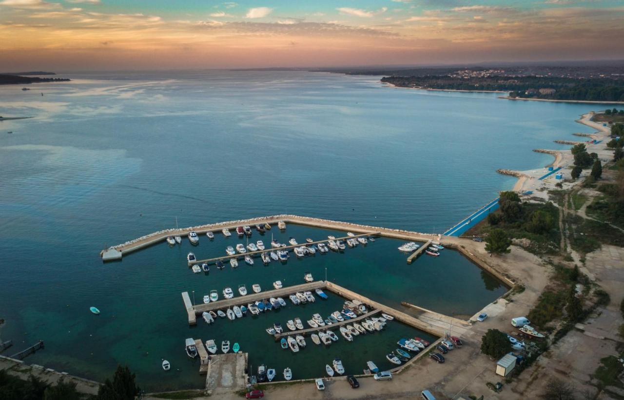 Villa Elena Deluxe Mit Whirlpool Und Beheiztem Pool Am Meer Und Wunderschoenen Blick Auf Die Brijuni Inseln Fažana Extérieur photo
